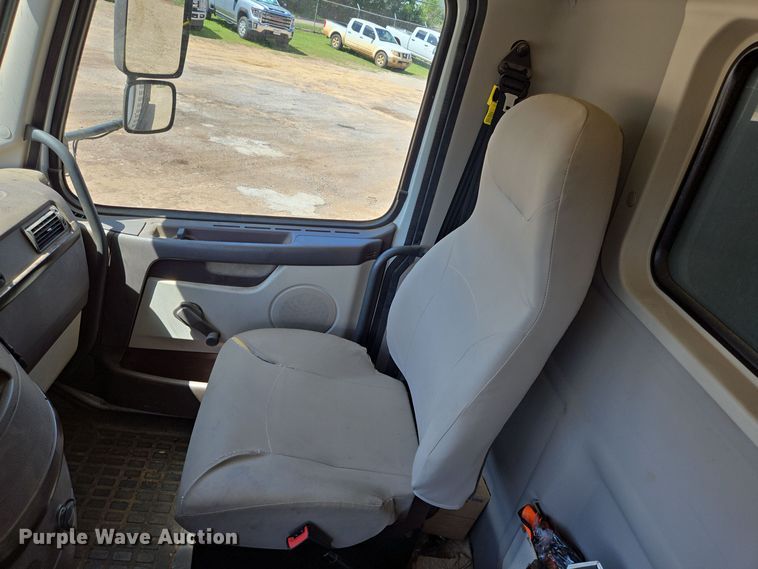 image for item DT5272 2016 Volvo VHD  dump truck