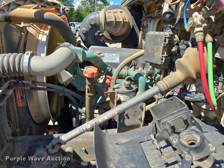 image for item DT5272 2016 Volvo VHD  dump truck