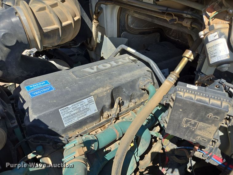 image for item DT5272 2016 Volvo VHD  dump truck