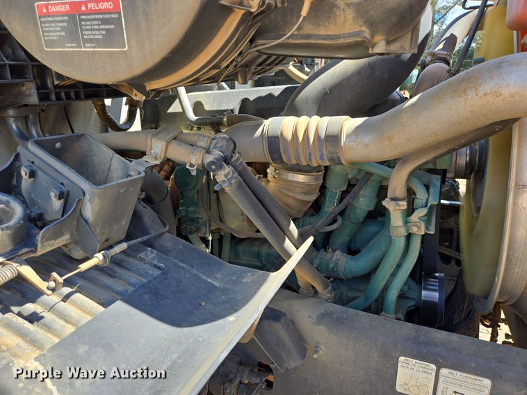 image for item DT5272 2016 Volvo VHD  dump truck