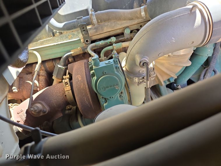 image for item DT5272 2016 Volvo VHD  dump truck