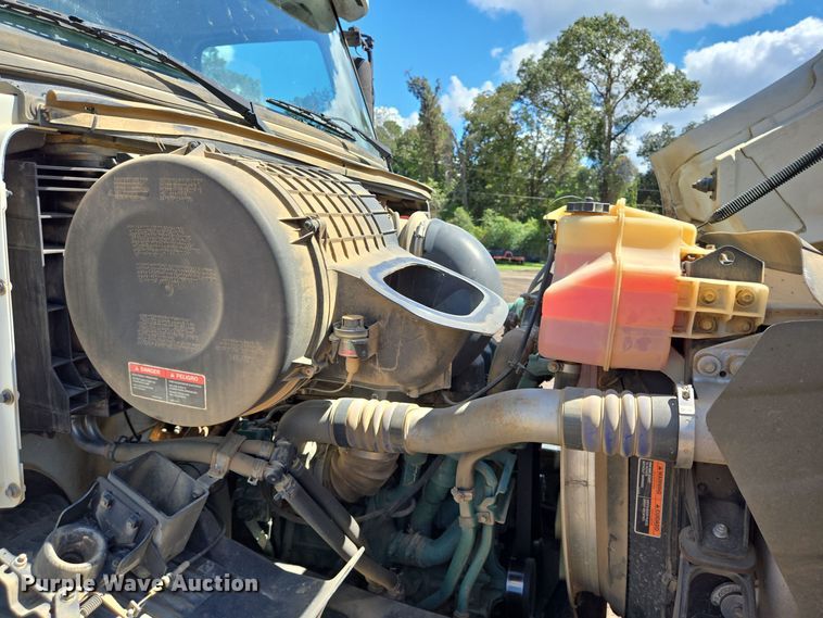 image for item DT5272 2016 Volvo VHD  dump truck