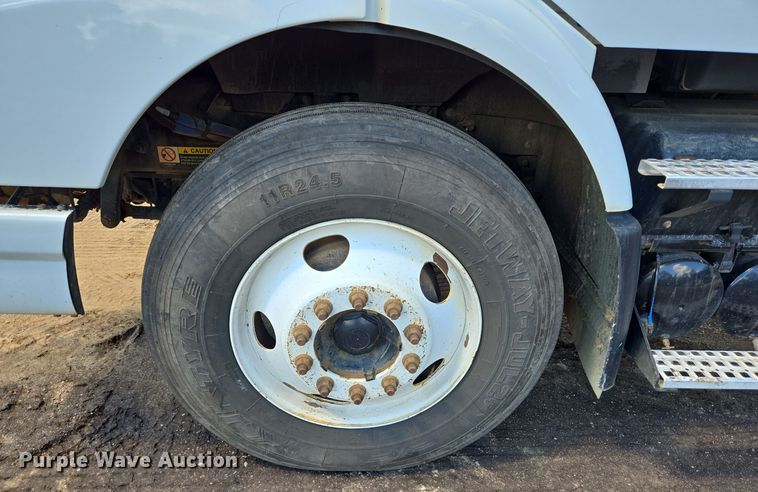 image for item DT5272 2016 Volvo VHD  dump truck