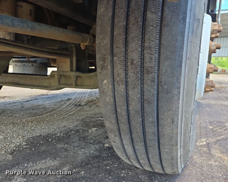 image for item DT5272 2016 Volvo VHD  dump truck