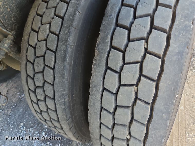 image for item DT5272 2016 Volvo VHD  dump truck