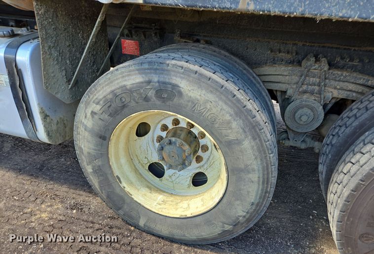 image for item DT5272 2016 Volvo VHD  dump truck