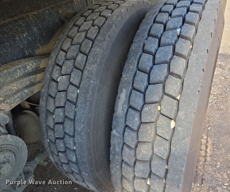 image for item DT5272 2016 Volvo VHD  dump truck