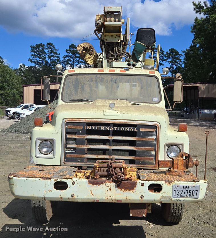 image for item DT5276 1984 International digger derrick truck
