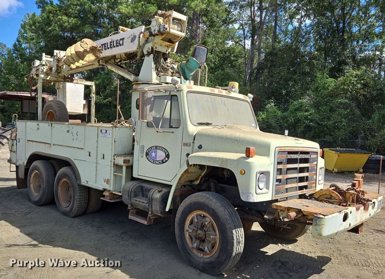 image for item DT5276 1984 International digger derrick truck
