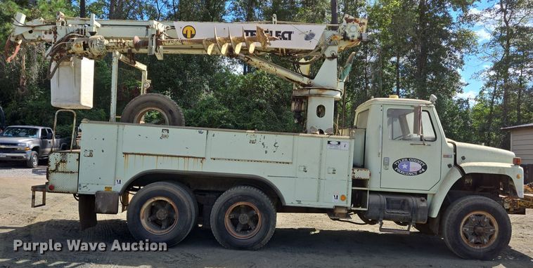 image for item DT5276 1984 International digger derrick truck