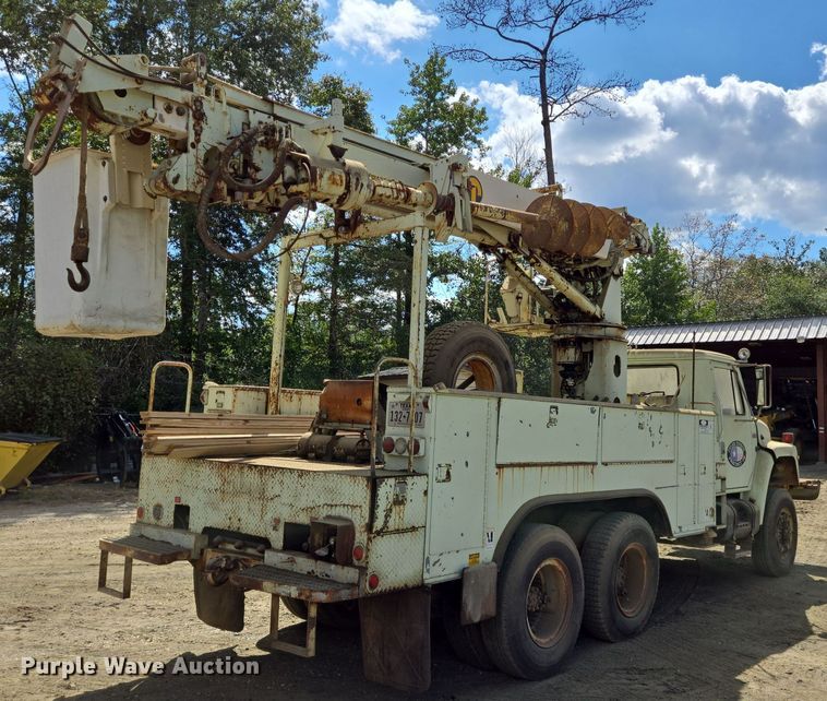 image for item DT5276 1984 International digger derrick truck