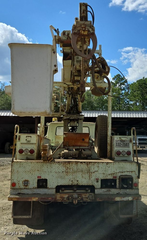 image for item DT5276 1984 International digger derrick truck