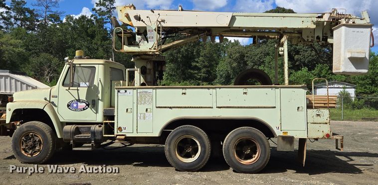 image for item DT5276 1984 International digger derrick truck