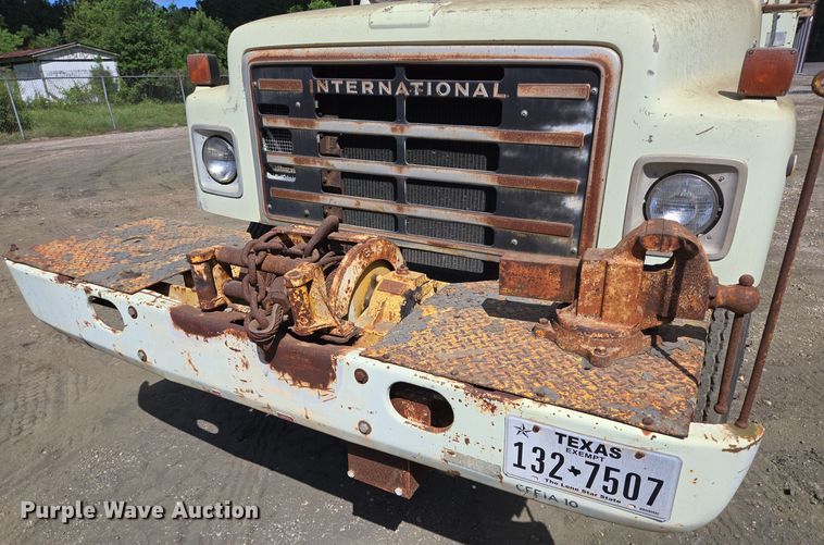 image for item DT5276 1984 International digger derrick truck