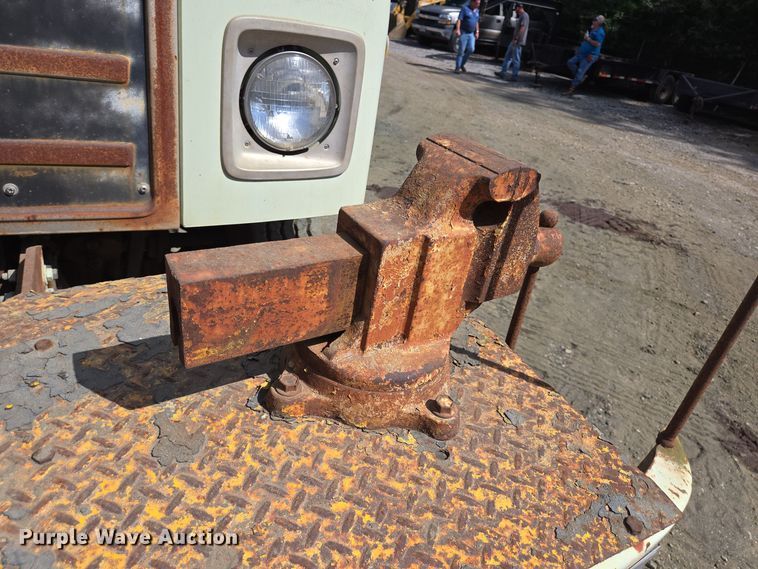 image for item DT5276 1984 International digger derrick truck