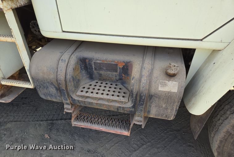 image for item DT5276 1984 International digger derrick truck