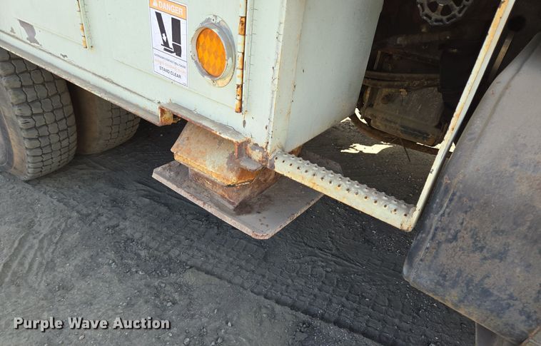 image for item DT5276 1984 International digger derrick truck