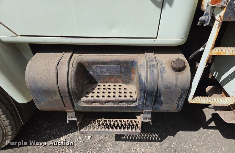 image for item DT5276 1984 International digger derrick truck