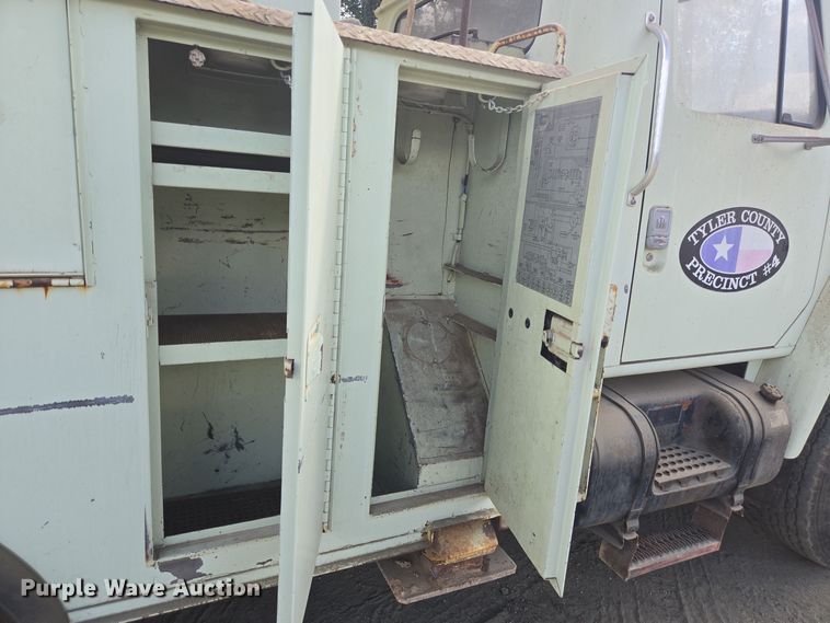 image for item DT5276 1984 International digger derrick truck