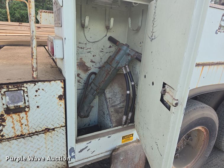 image for item DT5276 1984 International digger derrick truck