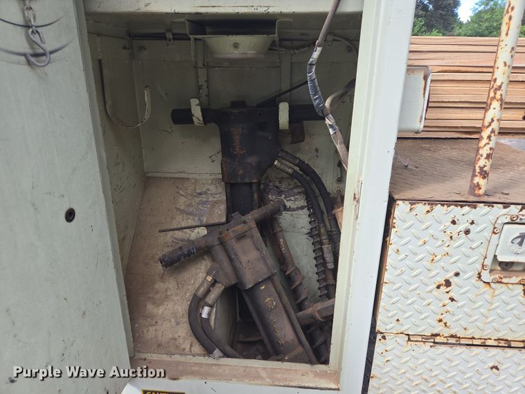 image for item DT5276 1984 International digger derrick truck