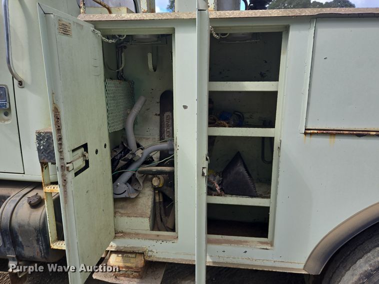 image for item DT5276 1984 International digger derrick truck