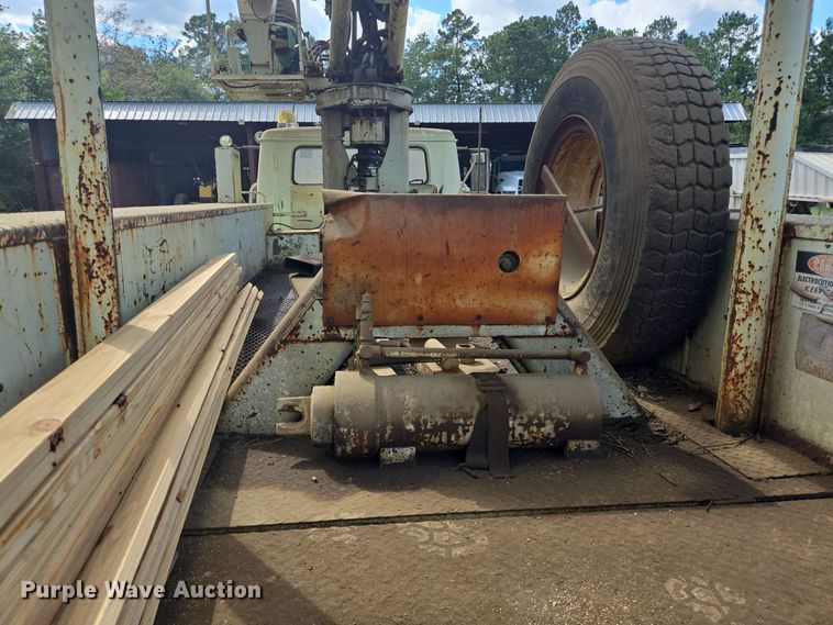 image for item DT5276 1984 International digger derrick truck