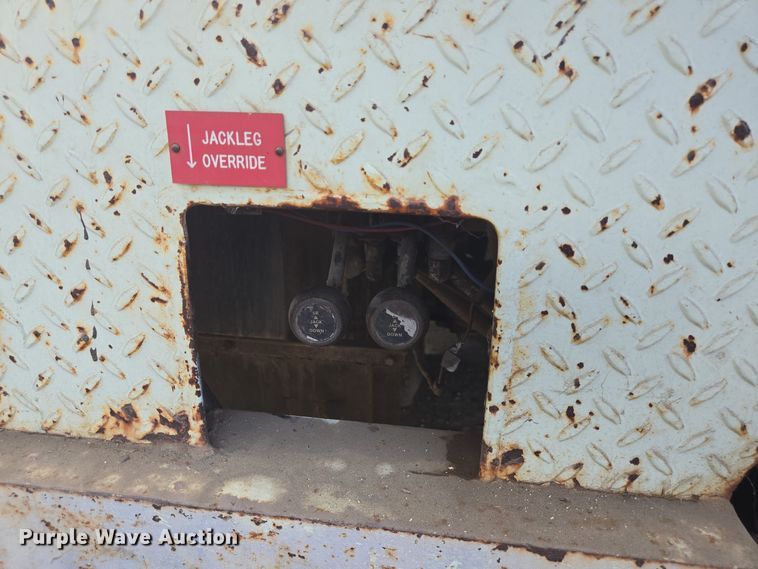 image for item DT5276 1984 International digger derrick truck