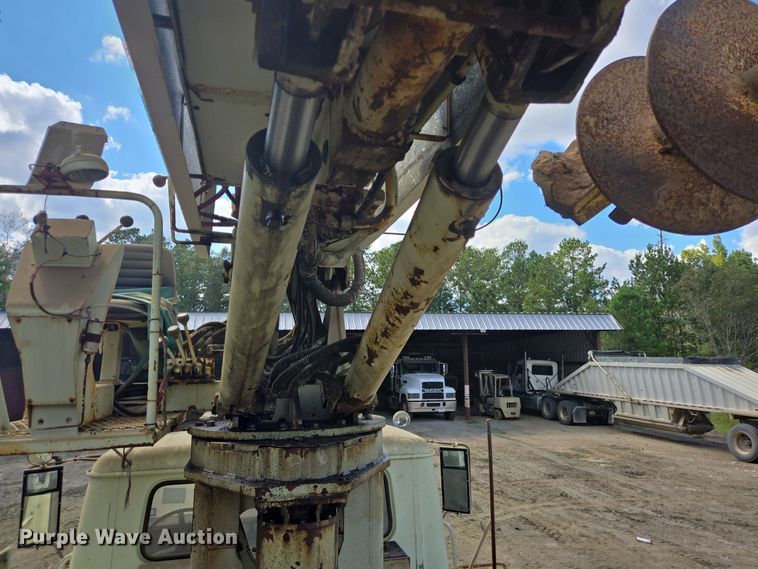 image for item DT5276 1984 International digger derrick truck