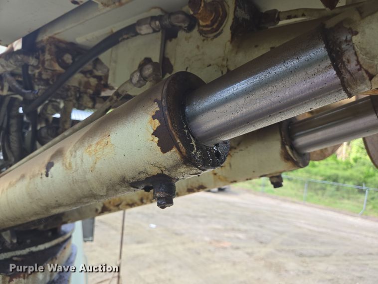 image for item DT5276 1984 International digger derrick truck