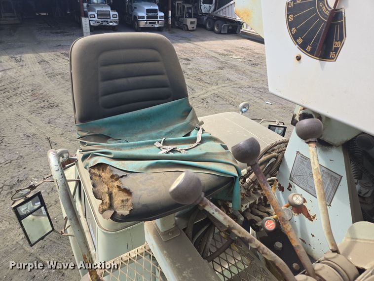 image for item DT5276 1984 International digger derrick truck