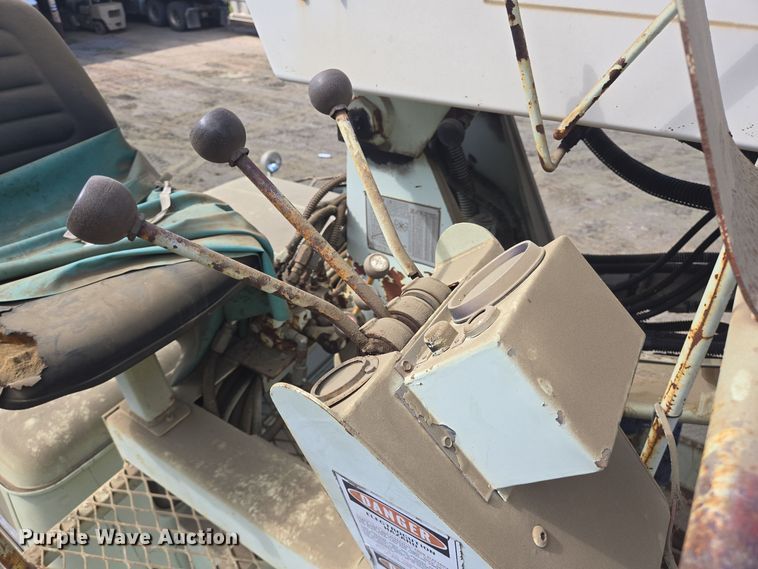 image for item DT5276 1984 International digger derrick truck