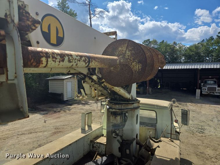 image for item DT5276 1984 International digger derrick truck