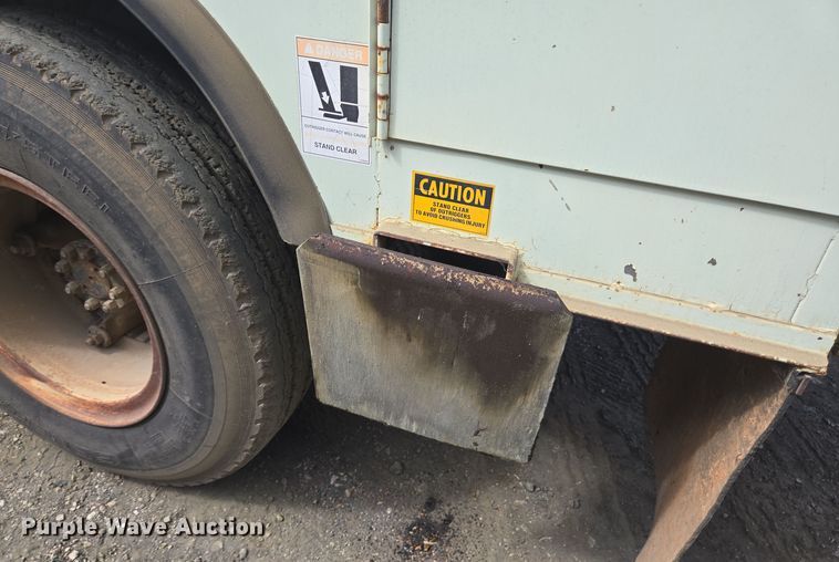 image for item DT5276 1984 International digger derrick truck