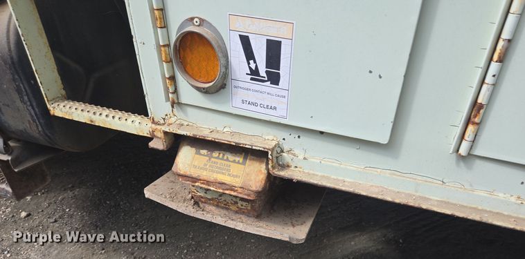 image for item DT5276 1984 International digger derrick truck