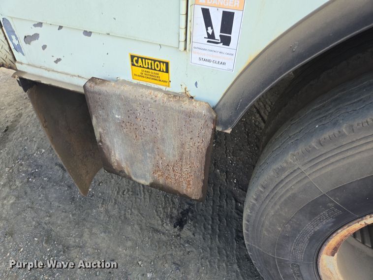 image for item DT5276 1984 International digger derrick truck