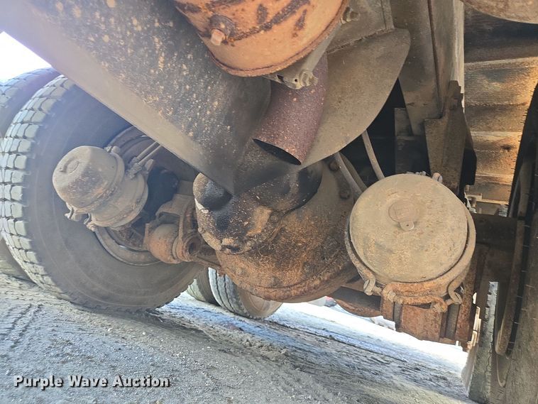 image for item DT5276 1984 International digger derrick truck