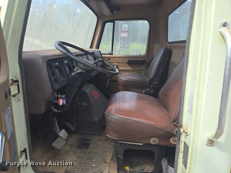 image for item DT5276 1984 International digger derrick truck