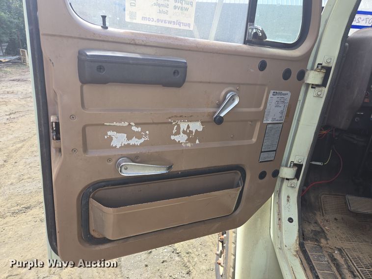 image for item DT5276 1984 International digger derrick truck