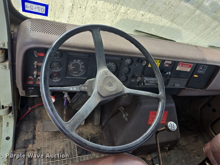 image for item DT5276 1984 International digger derrick truck