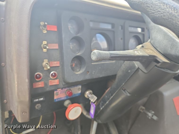 image for item DT5276 1984 International digger derrick truck