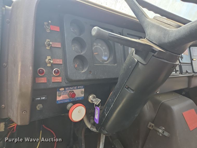 image for item DT5276 1984 International digger derrick truck