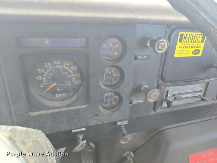 image for item DT5276 1984 International digger derrick truck