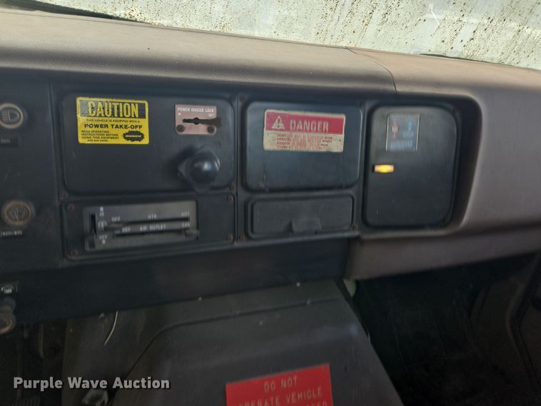 image for item DT5276 1984 International digger derrick truck