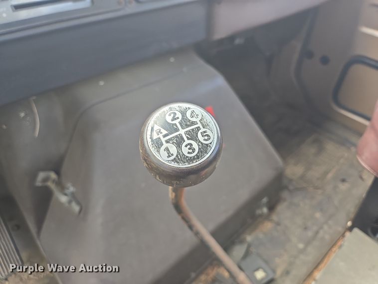 image for item DT5276 1984 International digger derrick truck