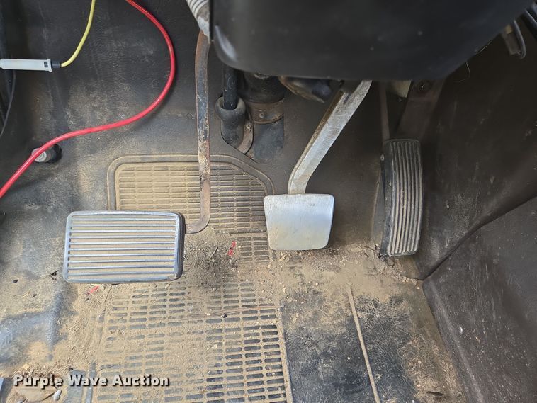 image for item DT5276 1984 International digger derrick truck