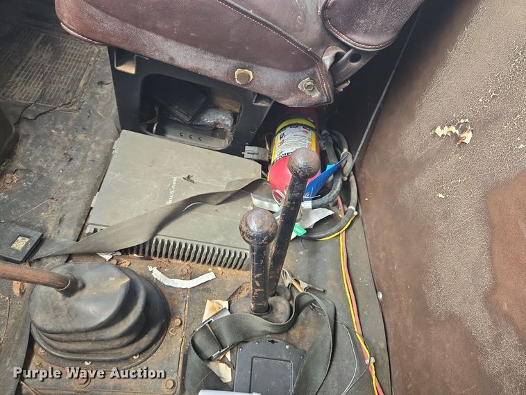 image for item DT5276 1984 International digger derrick truck