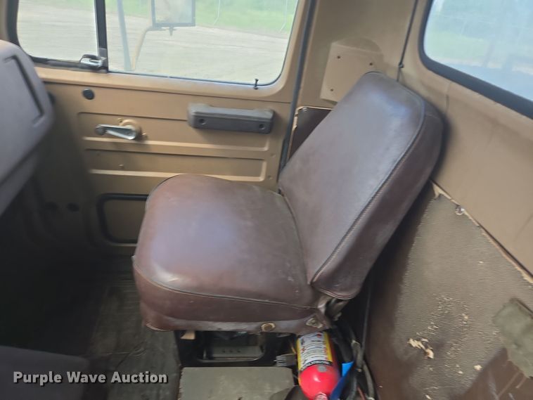 image for item DT5276 1984 International digger derrick truck