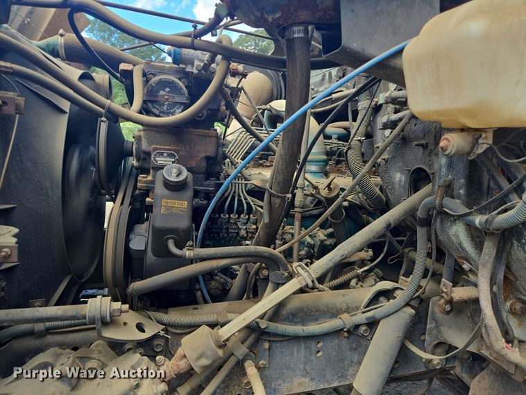 image for item DT5276 1984 International digger derrick truck