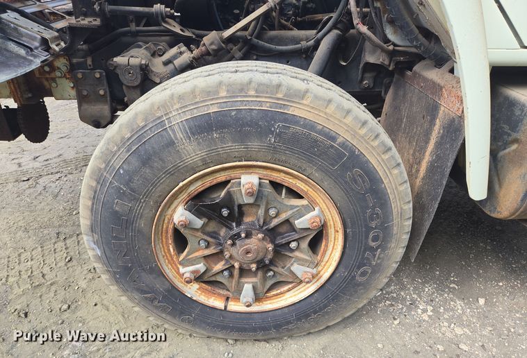 image for item DT5276 1984 International digger derrick truck